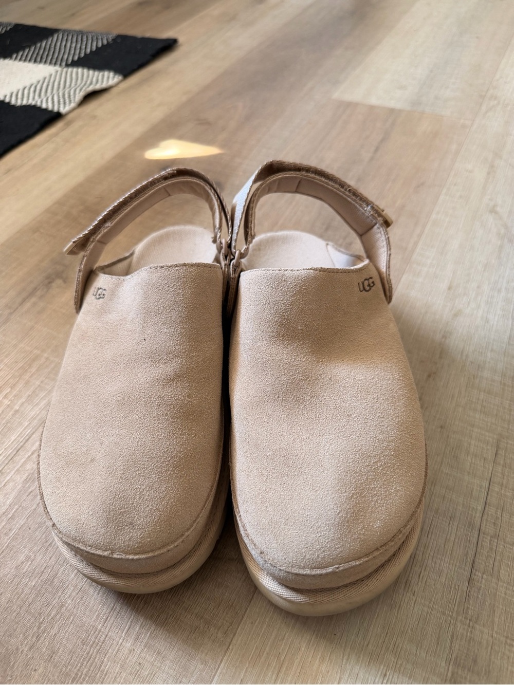 UGG Goldenstar Clog Women’s Size 8 (Sand / Driftwood Neutral)